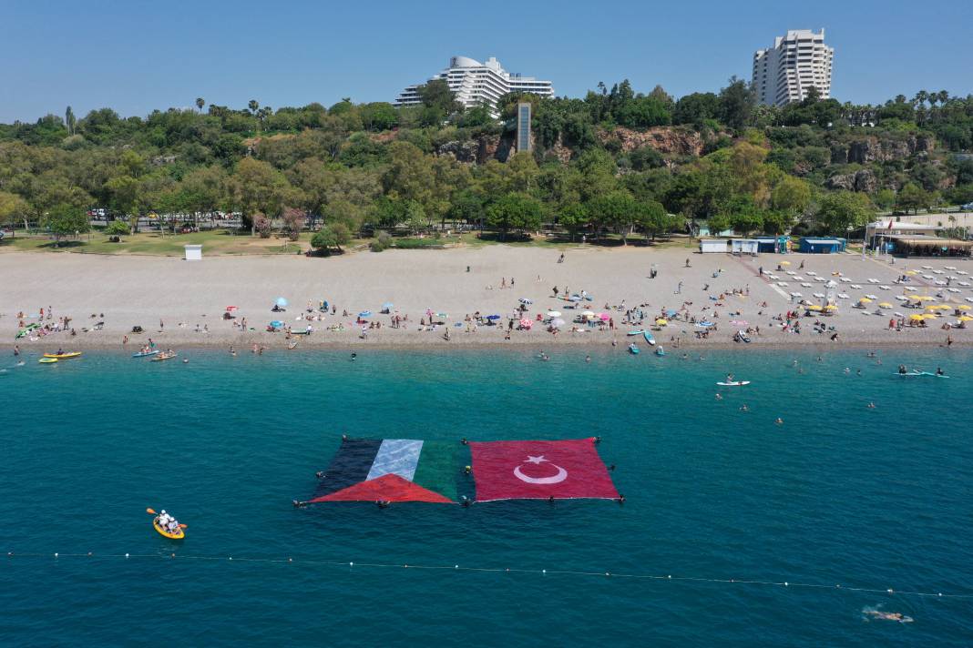 Sıcak havadan bunalan denize koştu 18